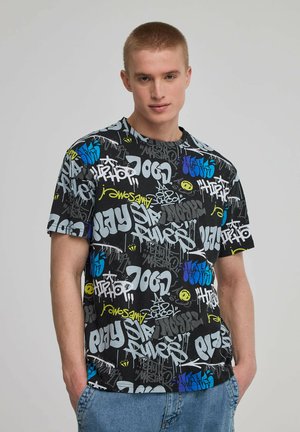 T-shirt nera a maniche corte con grafica in stile graffiti dai colori vivaci, blu, giallo e bianco, con vestibilità rilassata.