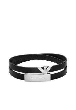 Schwarzes Lederarmband mit zwei ineinander verschlungenen Bändern, versehen mit einem silbernen Emblem und einer rechteckigen Metallplatte, auf der "Emporio Armani" eingraviert ist.