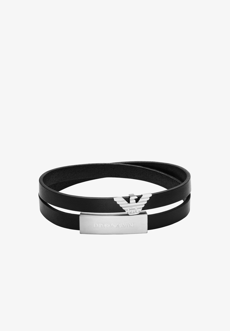 Bracelet en cuir noir avec deux bandes entrelacées, ornée d'un emblème en argent et d'une plaque métallique rectangulaire gravée "Emporio Armani".