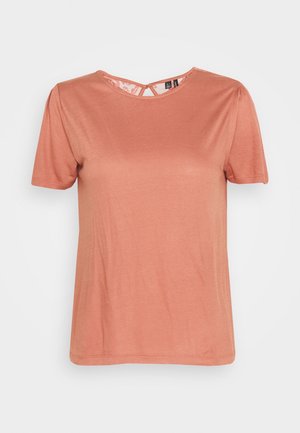 Kortærmet koralfarvet t-shirt lavet af blødt stof, med en rund halsudskæring og diskrete plisseringer ved skuldrene. Bagsiden har en nøglehulldetalje.