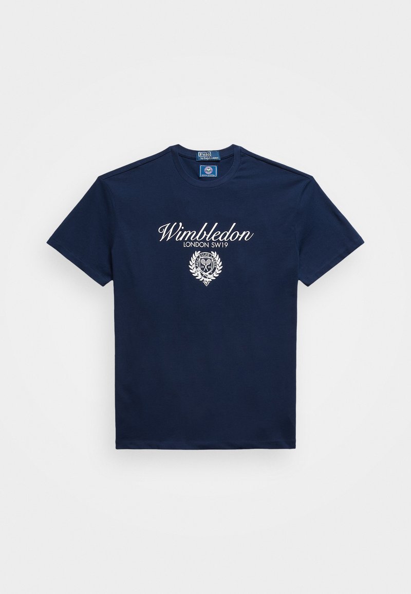 Námornícky modré bavlnené tričko s bielym textom "Wimbledon LONDON SW19" a emblémom v strede, krátke rukávy a okrúhly výstrih.