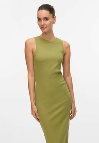 Vestido sin mangas de canalé verde oliva con escote redondo, ajuste ceñido y silueta recta, que destaca por su textura suave y diseño minimalista.
