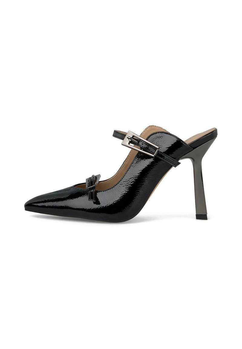 Chaussure slingback en cuir verni noir avec un bout pointu, un fin talon haut et un détail de boucle sur la sangle. Texture lisse et brillante.