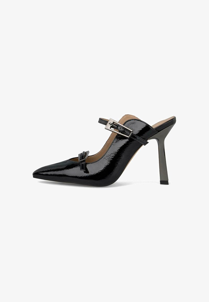 Scarpa slingback in vernice nera con punta affilata, tacco alto sottile e dettaglio con fibbia sul cinturino. Texture liscia e lucida.