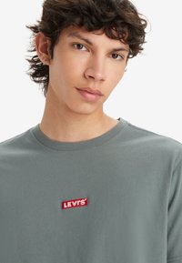 Levi's® RELAXED BABY TAB - Základné tričko - fir