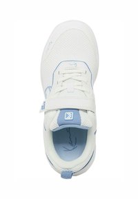 Scarpa sportiva bianca con accenti azzurri, materiale in rete, parte anteriore con lacci e cinturino regolabile. Punta rotonda e colletto imbottito per il comfort.