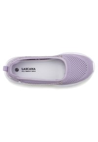 Lila Slipper mit einem atmungsaktiven Mesh-Obermaterial, elastischen Akzenten und einer weißen Gummisohle. Mit Logo auf der Innensohle.