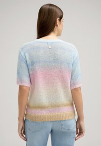 Sweter w pastelowym gradientzie z krótkim rękawem, wykonany z lekkiej dzianiny, z miękką teksturą oraz dekoracyjnym guzikiem z tyłu.