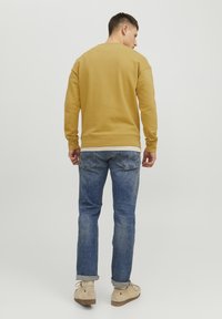 Jack & Jones JJESTAR CREW NECK - Sweater - honey gold