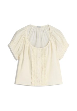 Blouse met knoopsluiting in lichtcrème. Heeft korte pofmouwen, een ronde halslijn en een getextureerde voorkant met ruches en knopen. Zachte stof.