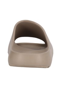 Beige slip-on sandal med öppen häl och en slät, matt yta. Har en bred fotsäng och en kurvig design för komfort.