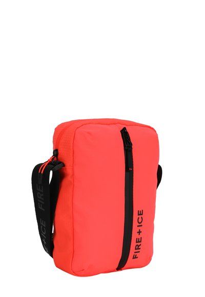 Borsa a tracolla rettangolare rossa con zip nera, dettagli del logo e tracolla regolabile. Realizzata in tessuto leggero e resistente.