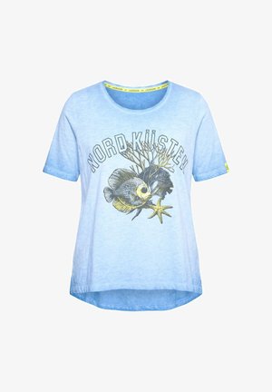 Chemise bleu clair à manches courtes avec encolure ronde, présentant le texte "NORD KÜSTEN" et un graphique de poisson, corail et étoile de mer sur le devant.