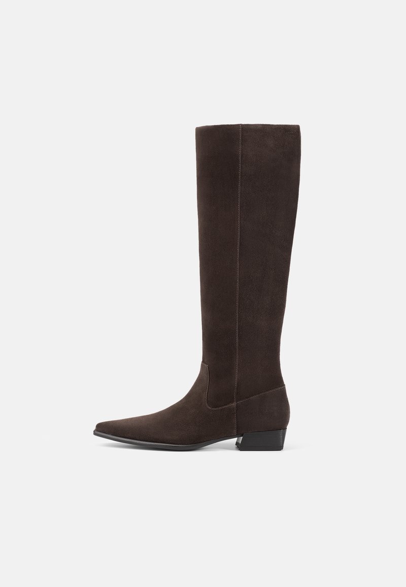 Bottes en suède marron jusqu'au genou avec un bout pointu et un petit talon bloc. Texture lisse, couture minimale et sans matériel ou accents proéminents.