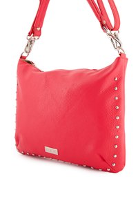 Rote Ledertasche mit strukturiertem Finish, mit silbernen Nieten an einer Seite und zwei Tragriemen. Silberne Hardware-Akzente inklusive.