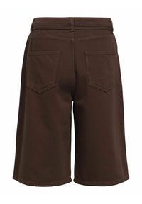 Shorts marron jusqu'au genou avec passants pour ceinture à l'arrière, deux poches plaquées à l'arrière et des détails de couture apparents.