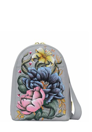 Grijze neplederen rugzak met bloemmotieven in roze, blauw en geel. Rond bovenkant, gouden rits en verstelbare schouderband.