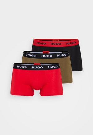 Tres pares de calzoncillos tipo boxer en rojo, negro y verde oliva. Cada uno cuenta con una cinturilla de contraste con el logo "HUGO" en blanco o rojo.