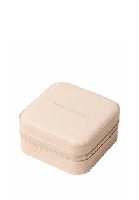 Boîte à bijoux carrée en tissu rose clair, avec une surface texturée, un logo imprimé en relief et une fermeture éclair. Design compact et portable.