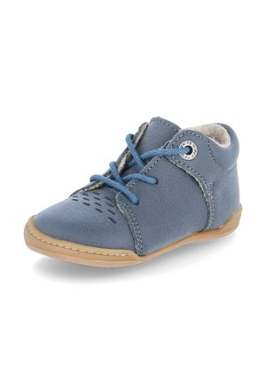 Un solo zapato azul para niño pequeño con cordones azules, suela beige suave y pequeños perforaciones en la parte delantera, inclinado para mostrar el lado exterior y el frente.