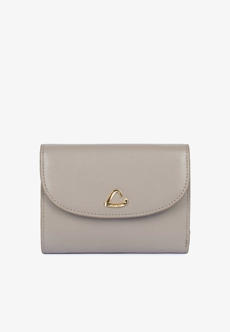 Portefeuille en cuir gris avec rabat arrondi et petite fermeture dorée en forme de cœur sur fond blanc.
