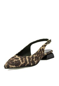 Zapato slingback de estampado de leopardo con punta afilada, parte superior de tela y un bajo tacón negro en bloque. Acentos de hebilla en la correa para ajuste.