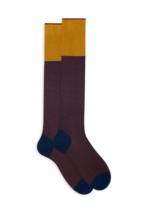 Calze fino al ginocchio con un risvolto a coste giallo senape, motivo geometrico in rosso scuro e blu navy, e punte solide blu navy.