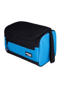 Zwarte en blauwe rechthoekige tas gemaakt van duurzaam materiaal met een ritssluiting, met een zwarte bovenkant en blauwe zijaccenten met een logo.