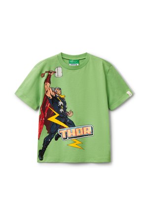 T-shirt in cotone verde con una grafica di Thor che impugna un martello, con il nome "THOR" in lettere grasse e accenti di fulmine.