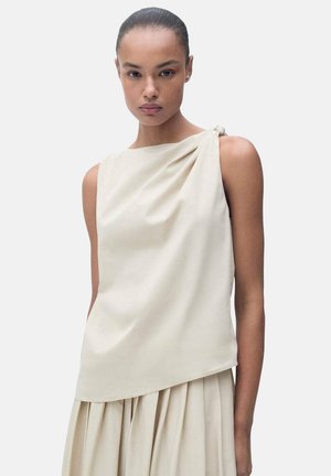 Beige bezramenný top s drapovaným předním dílem a asymetrickým lemem, se zavazovacím detailem na rameni. Hladká textura a ležérní design.