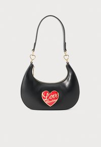 Schwarze, halbmondförmige Handtasche mit einem einzelnen Tragegurt, goldenen herzförmigen Verschlüssen und einem roten Herzensymbol mit der Aufschrift "Love Moschino."