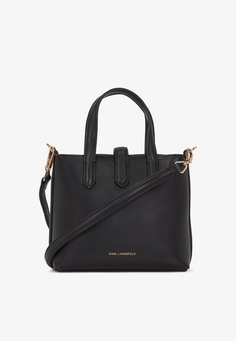 Μαύρη δερμάτινη τσάντα χειρός με δομημένο σχέδιο, κοντές λαβές, αποσπώμενος ιμάντας ώμου και χρυσό λογότυπο στη βάση. Διαθέτει λεία υφή.