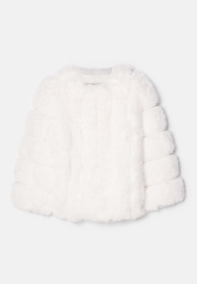 Λευκό ψεύτικο γούνινο κοντό μπουφάν με τετράγωνη γραμμή, διαθέτοντας υφασμάτινη επιφάνεια και ραμμένα λεπτομέρειες στα μανίκια. Χωρίς ορατές κεντήσεις.