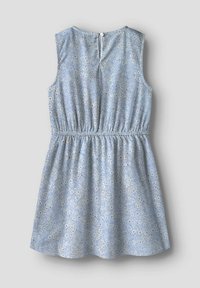 Vestido azul con estampado floral, diseño sin mangas, cintura elástica y cierre de botón en la parte posterior, con una tela ligera y texturizada.