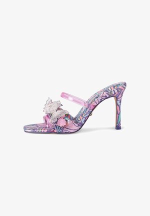Fioletowy sandał na wysokim obcasie z przezroczystymi różowymi paskami, ozdobiony koralikowym motylem i różowym kwiatem z przodu.