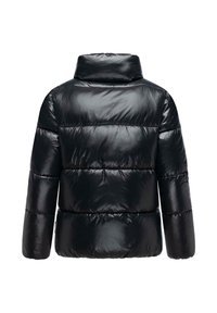 Svart vadderad jacka med hög krage, glänsande yta och horisontell quiltning. Har en boxy silhuett och vida ärmar.