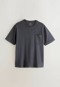 T-shirt gris foncé à manches courtes avec col rond et petite poche poitrine, présenté à plat sur un fond clair.