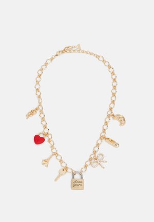 Halskette aus goldfarbener Kette mit verschiedenen Charms: rotes Herz, Rose, Eiffelturm, Schlüssel, Vorhängeschloss mit Gravur und Schleife.