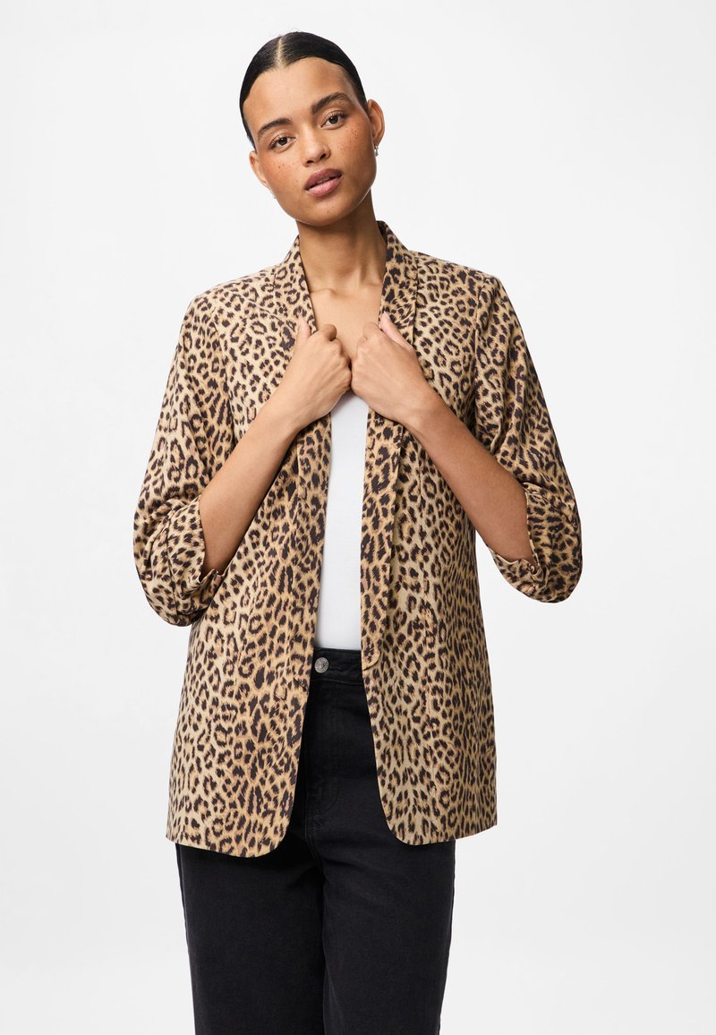 Σακάκι με λεοπάρ σχέδιο σε μπεζ και σκούρο καφέ, φτιαγμένο από μαλακό ύφασμα; διαθέτει ίσια γραμμή, ανοιχτό μπροστά και τρία τέταρτα μανίκια.