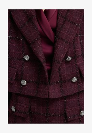 Bordeaux tweed jacket met een ruitpatroon, dubbele knoopsluiting, zilveren bloemenknopen en een gladde kastanjebruine binnenvoering.