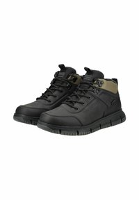 Scarpe alte nere con una tomaia testurizzata, dotate di dettagli verdi, lacci robusti e suola imbottita per il supporto. Logo sul lato.