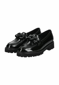 Schwarze Lacklederslipper mit strukturiertem Riemen und Schleifenakzent. Klobige Gummisohle mit rutschfestem Profil. Glatte Oberfläche und tief ausgeschnittenes Design.