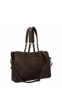 Braune Leder Tasche mit doppelten Griffen, Kettenakzenten und einem verstellbaren langen Riemen. Verfügt über einen Reißverschluss und eine strukturierte Oberfläche.