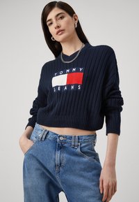 Tommy Jeans CENTER FLAG  - Džemperis - dark night navy