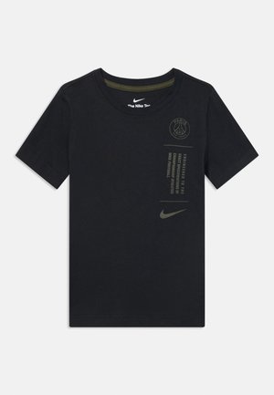Camiseta negra de manga corta de Nike con el logo del Paris Saint-Germain, un pequeño bloque de texto y el swoosh de Nike en el lado derecho del frente.