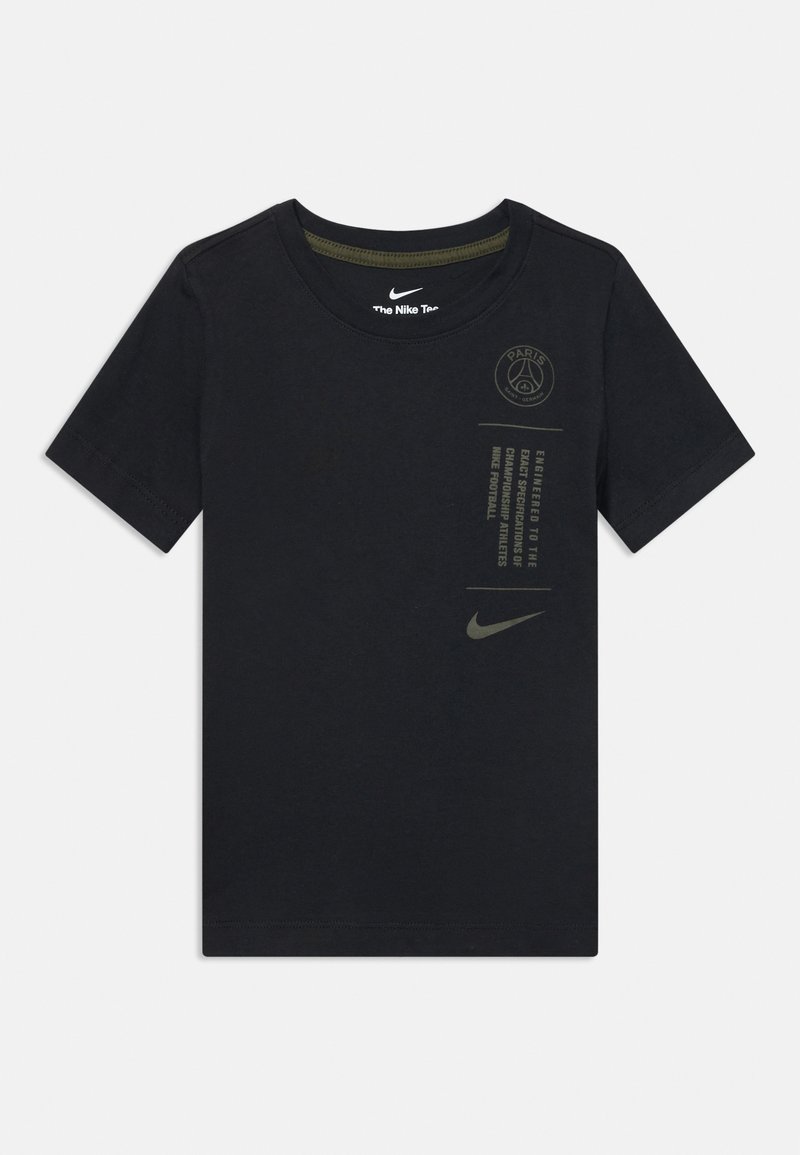 Fekete, rövid ujjú Nike póló a Paris Saint-Germain logójával, kicsi szövegdoboza, és Nike swoosh a jobb elülső oldalon.
