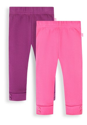 Zwei Paar gerippte Leggings: eine lila und eine rosa. Beide haben einen eng anliegenden Bund und dekorative Knöpfe an den Bündchen.
