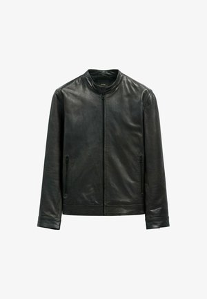 Czarna skórzana kurtka z okrągłym dekoltem, zamkiem z przodu i dwoma bocznymi kieszeniami. Gładka faktura z minimalistycznym wzornictwem i bez widocznych wzorów.
