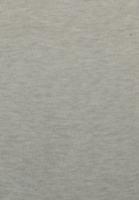 Tessuto grigio chiaro con una fine texture a righe, caratterizzato da leggere variazioni di colore. Il materiale appare morbido e elasticizzato.