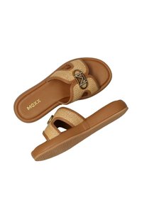 Bruna slidesandaler med vävda beige remmar, en dekorativ spänne i guldfärg och texturerade gummisulor för bra grepp. Varumärket "MGXX" synligt.